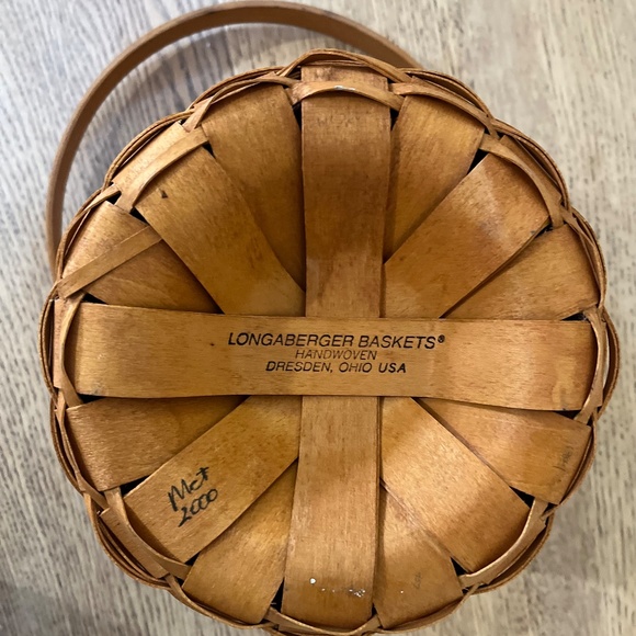 Longaberger Medium Fruit Basket - Picture 4 of 4